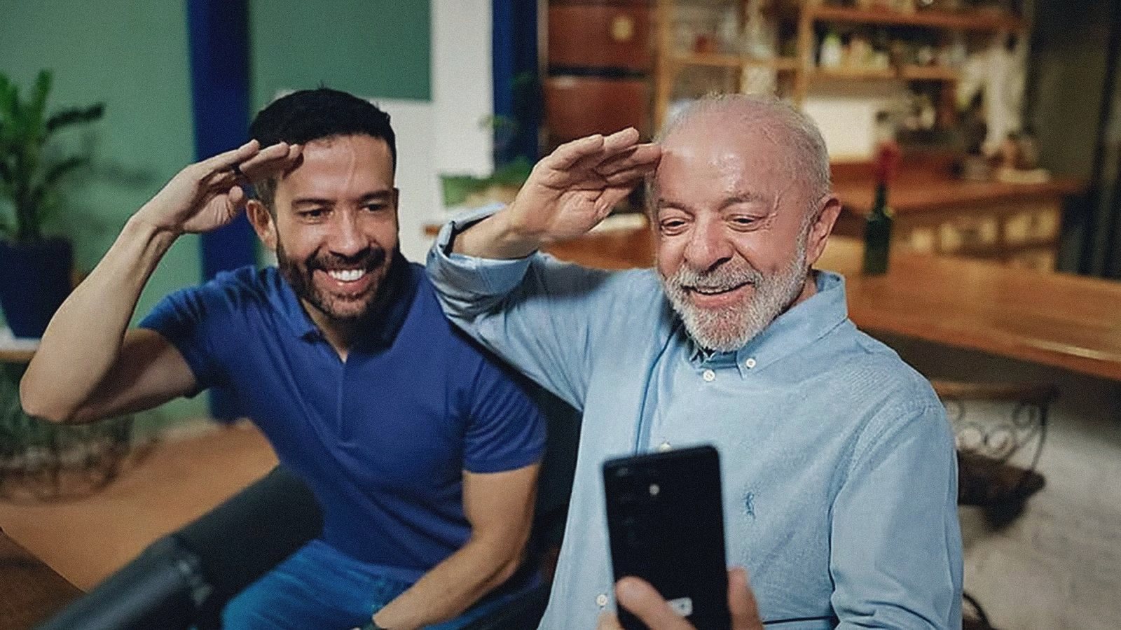 Lula e André Janones gravam vídeo em selfie durante a campanha do 2º turno de 2026
